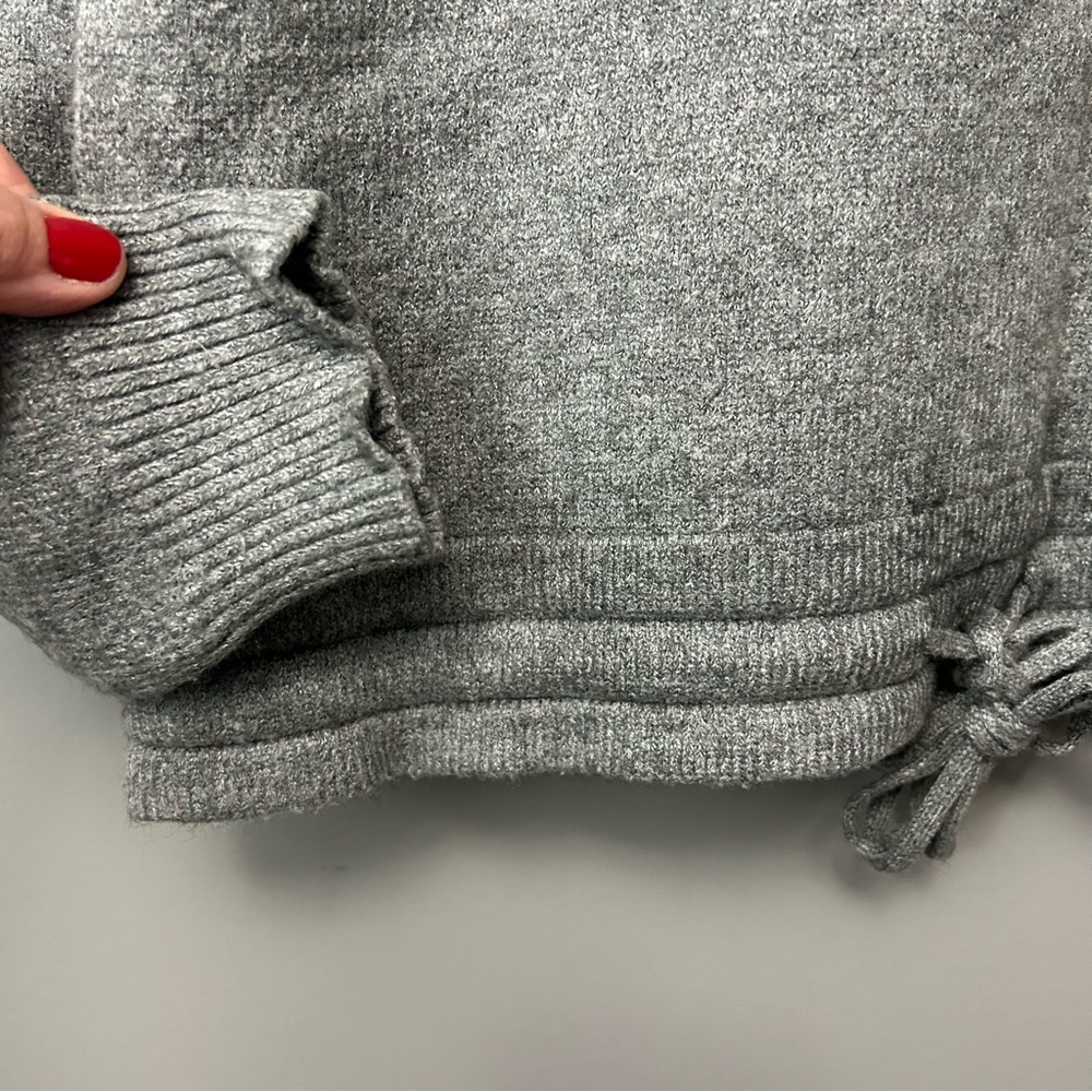 Heartloom Grey Long Sleeve Crew Sweater Size Medium - Picture 4 of 8